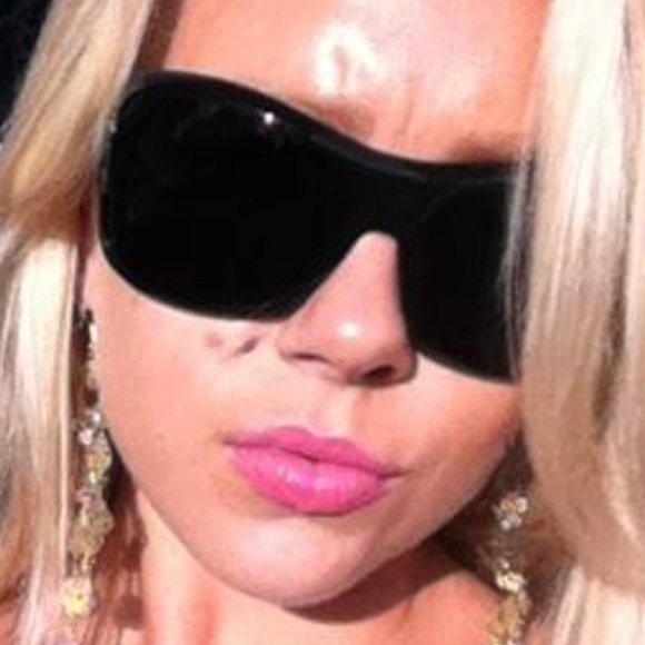 Authentic black Gucci sunglasses!!